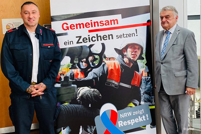 "NRW zeigt Respekt": Valentino Tagliafierro, Vorsitzender des Fachbereiches Feuerwehr und Rettungsdienst, gemeinsam mit Innenminister Herbert Reul. © privat
